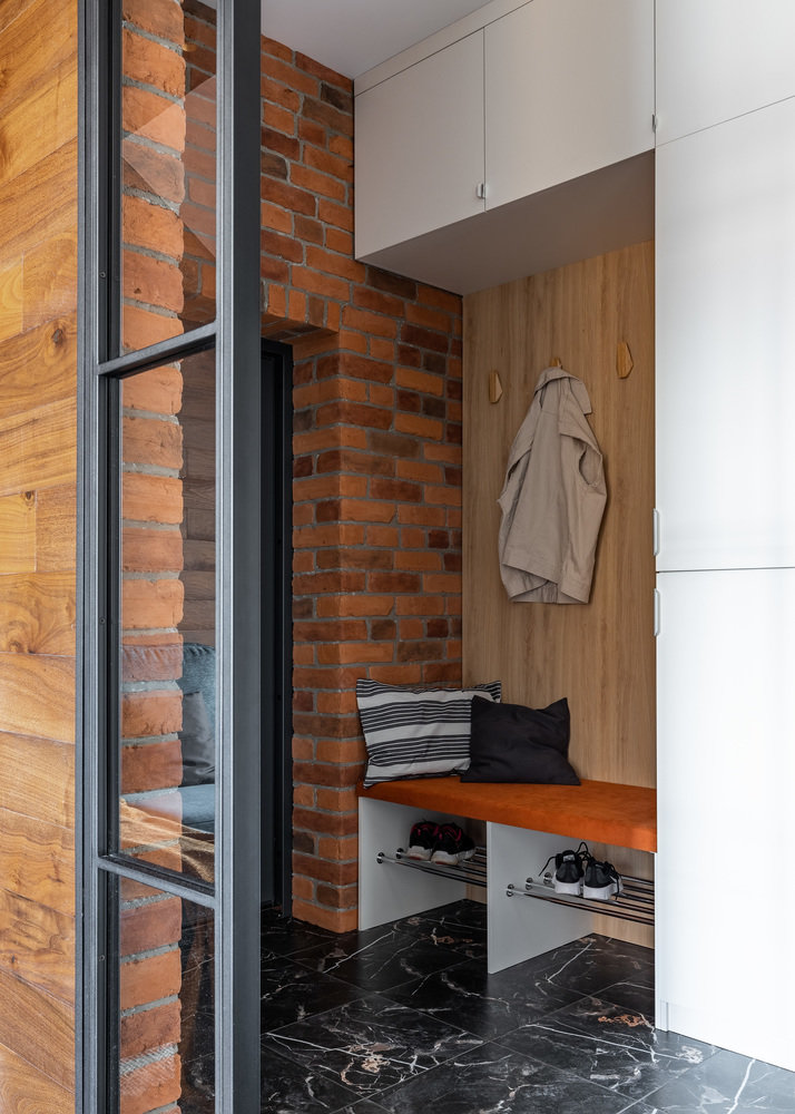 В прихожей по индивидуальному заказу установили систему хранения для верхней одежды, обуви и аксессуаров. В прихожей по индивидуальному заказу установили систему хранения для верхней одежды, обуви и аксессуаров.