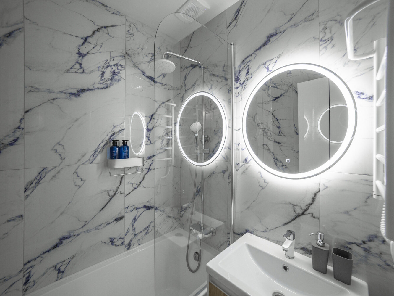 Фотография: в стиле , Ванная, Квартира, Интерьер комнат, Дизайн интерьера, Переделка, маленький санузел, отделка санузла, как обустроить санузел, интерьер санузла, как оформить маленький санузел, переделка хрущевки, Хрущевка, дизайн санузла, интерьер хрущевки, как обновить хрущевку, Хранение в хрущевке, ванна в хрущёвке, ванная в хрущёвке, санузел хрущевки – фото на INMYROOM