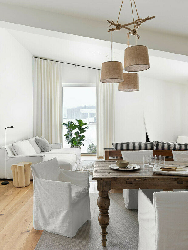 «Мебель — натуральное светлое дерево и белый цвет. Даже диваны в гостиной белые. Мы их купили со съемными чехлами, и это просто находка. Раз в два-три месяца снимаешь чехлы, бросаешь в стирку, и через три часа все опять чистое, как новое», — делится хозяйка.