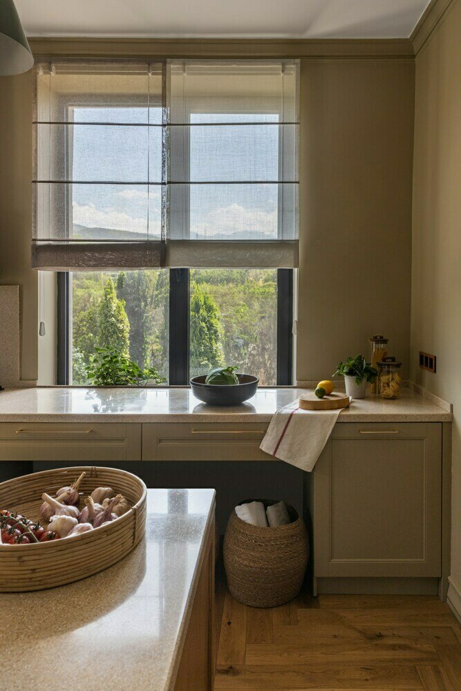 Кухня имеет два входа: один — из гостиной, второй — выход на террасу через полностью стеклянные витражные двери. Это создает ощущение открытости и позволяет удобно попасть на кухню как из гостиной, так и с улицы. Кухня имеет два входа: один — из гостиной, второй — выход на террасу через полностью стеклянные витражные двери. Это создает ощущение открытости и позволяет удобно попасть на кухню как из гостиной, так и с улицы.