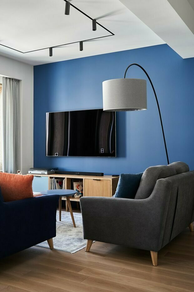 Тумба под ТВ с организацией хранения пластинок и проигрывателя. Заказчики  — очень музыкальные и интересные люди, у них большая коллекция редких музыкальных изданий.