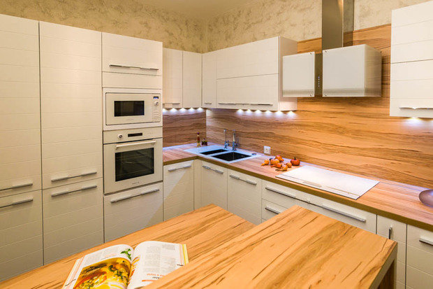 Фотография: Кухня и столовая в стиле Современный, Квартира, Россия, iM, Белый, Проект недели, Бежевый, Серый, Сочи, Caparol, Рыжий кот, Marbel, Ax Citterio, Wall and Deco, Map, Tonin Casa, Tomasella, Bubble Chair, Елена Туйсузян, Креазон, как оформить трешку, гардероб в спальне, стеклянный пол в комнате – фото на INMYROOM