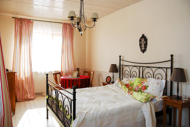 Фотография: Спальня в стиле Прованс и Кантри, Дом, Проект недели, Дача, Галина Юрьева, Дом и дача, Рязанская область, кухня-гостиная дизайн, дом из беноблоков – фото на INMYROOM