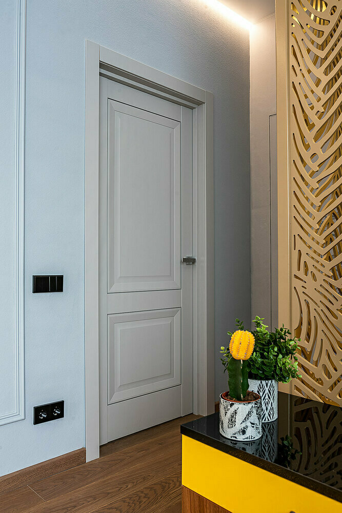 Часть декора дизайнеры решили сделать сами: это горшки, которые декорировали микроцементом, расписывали при помощи акриловых красок и губки, трафарета. Также выполнили панно с листиком папоротника из микроцемента. Часть декора дизайнеры решили сделать сами: это горшки, которые декорировали микроцементом, расписывали при помощи акриловых красок и губки, трафарета. Также выполнили панно с листиком папоротника из микроцемента.