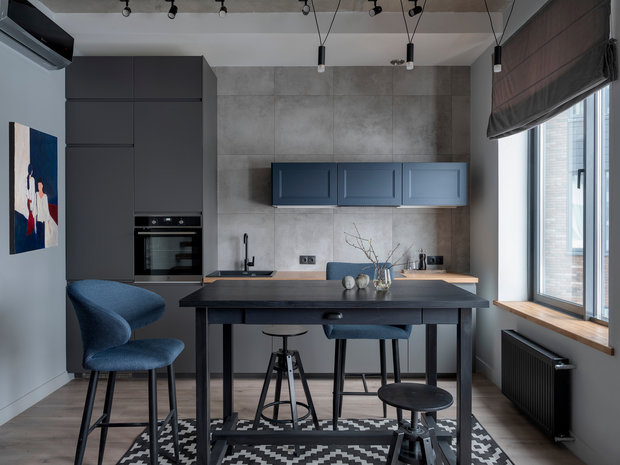 На кухне отказались от классических верхних шкафов в пользу небольших горизонтальных навесных ящиков. Этот прием добавил небольшому помещению объема и воздуха. 