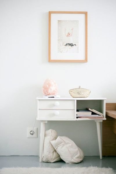 Фотография: Мебель и свет в стиле Скандинавский, Спальня, Декор интерьера, Стол – фото на INMYROOM