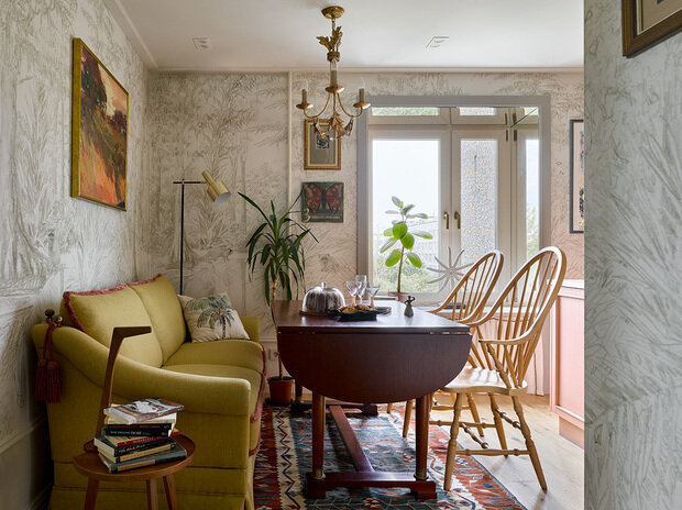 В качестве напольного покрытия использовали инженерную доску во всех зонах, в том числе и в кухне.