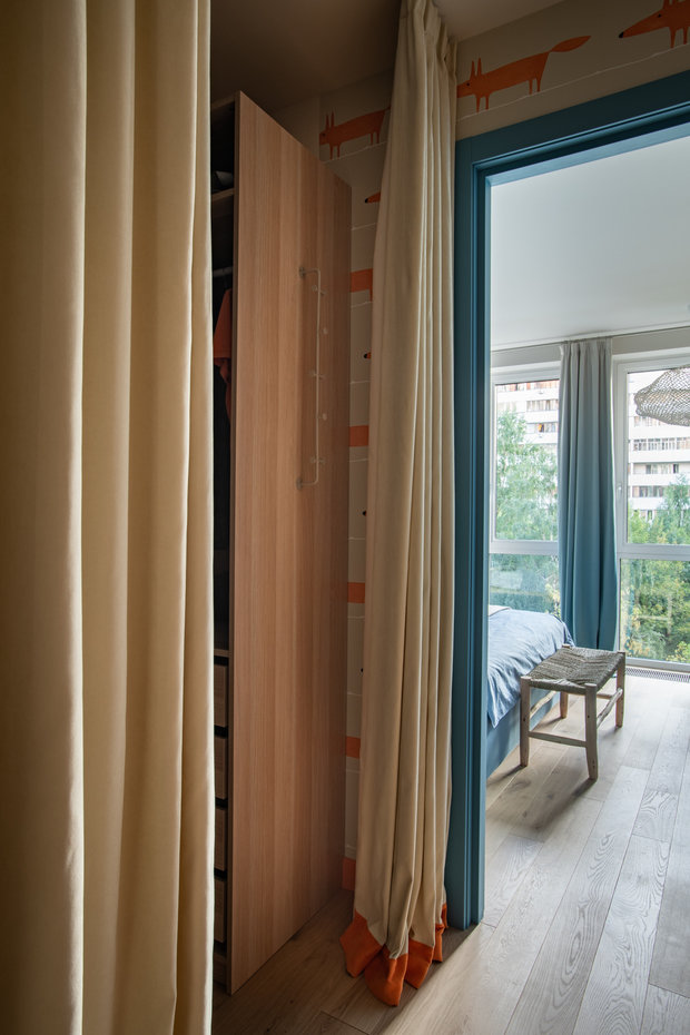 Гардеробные изначально подгоняли под размер шкафов ПАКС ИКЕА для экономии бюджета.