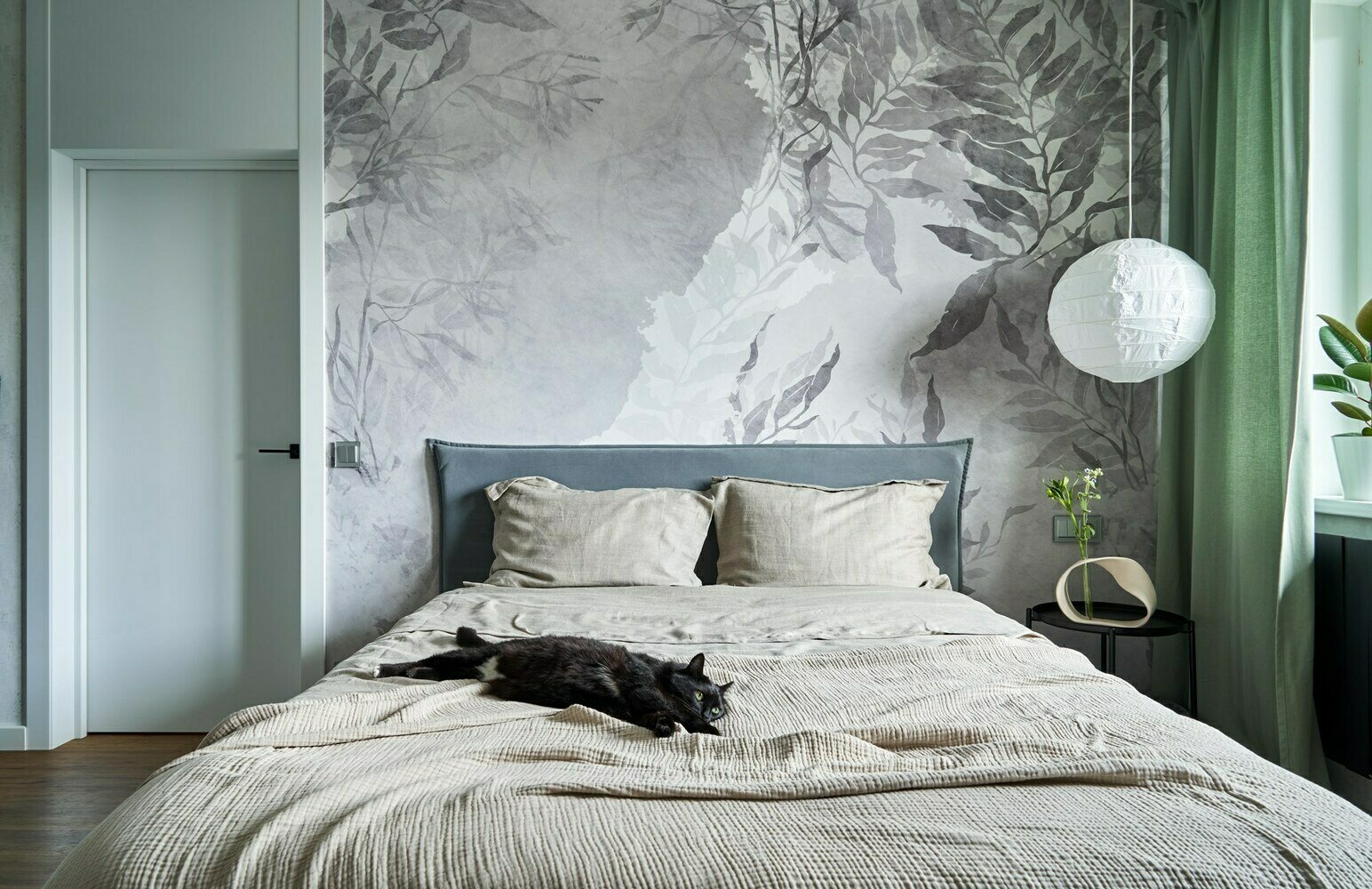 Текстиль выбран однотонный, в цветовой гамме интерьера по тем же причинам — чтобы быть фоновым, гармонично дополнять, но не спорить с акцентами в отделке помещений.