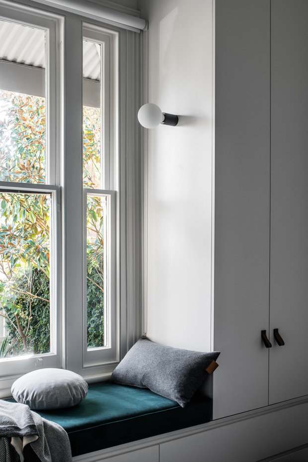 Фотография: Спальня в стиле Скандинавский, Современный, Дом, Белый, Черный, Бежевый, Дом и дача – фото на INMYROOM