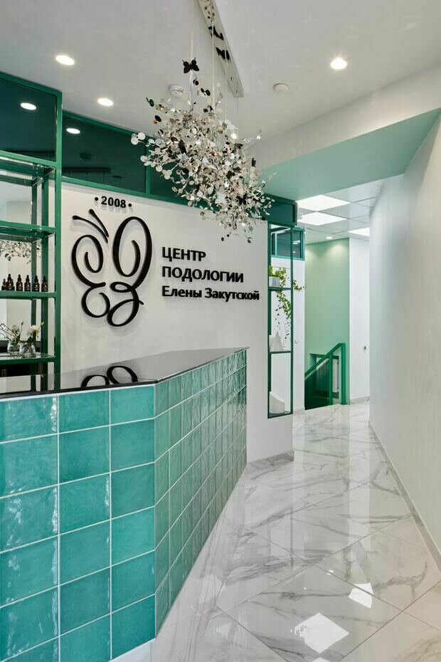Интерьер прихожей в современном стиле с бирюзовыми акцентами