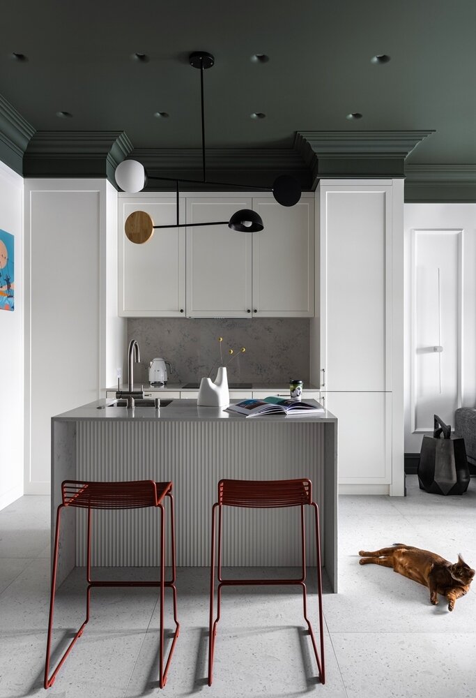 Местом притяжения в квартире стал остров с системой хранения и барной стойкой, отделка острова — кварцевый камень. Местом притяжения в квартире стал остров с системой хранения и барной стойкой, отделка острова — кварцевый камень.