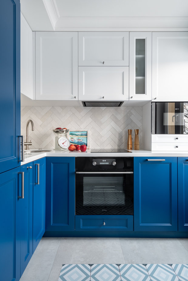 Кухня выполнена из двух материалов — синей эмали и белой пленки, сделали такой выбор с целью сэкономить средства и не потерять внешний вид. Столешница из акрилового камня. Дизайнер взяла самую бюджетную категорию по цвету, получив качественную прочную столешницу по приемлемой цене.