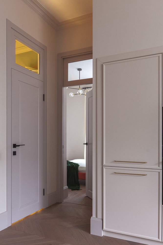 Двери в санузлы и в спальню хозяйки выбрали со стеклянными фрамугами. Таким образом, в темных уголках квартиры всегда есть дневной свет. Двери в санузлы и в спальню хозяйки выбрали со стеклянными фрамугами. Таким образом, в темных уголках квартиры всегда есть дневной свет.