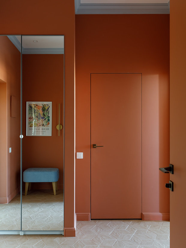 Прихожая получилась самым ярким помещением в квартире. Насыщенный терракотовый оттенок поднимает настроение и бодрит.