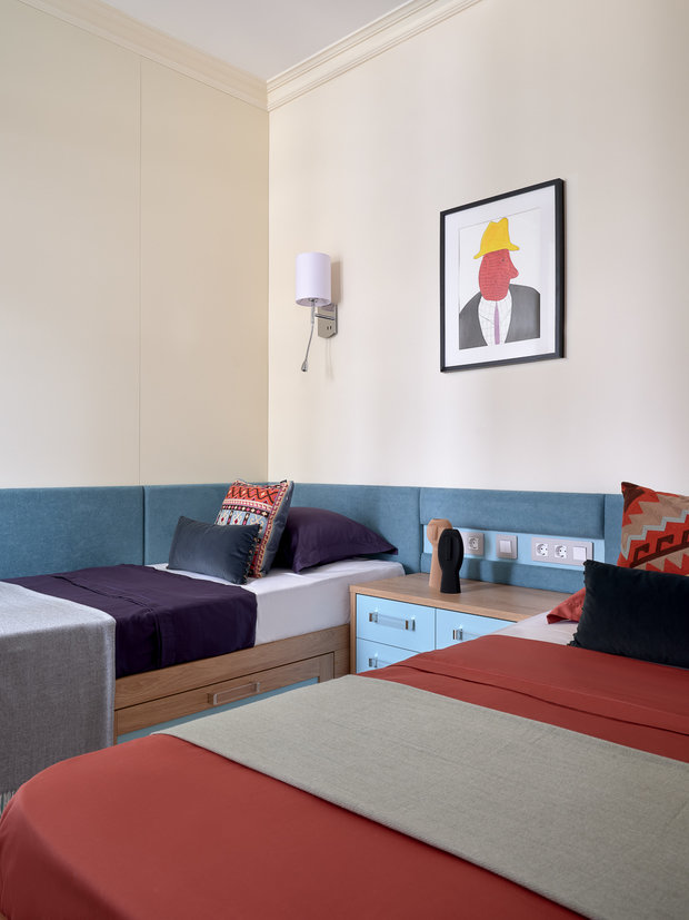 Над кроватями разместили функциональные бра, которые могут использоваться и как ночник, и для чтения. В центре между кроватями есть кнопка, с помощью которой можно выключить весь свет в комнате.