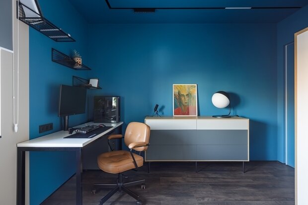 Большой платяной шкаф не требовался, поэтому остановились на невысоком варианте с горизонтальной навеской. Основное хранение переехало в комод.