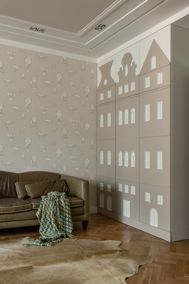 В будущей детской комнате преобладает тема путешествий по Европе. Это шкафы в виде домиков, обои с воздушными шарами.