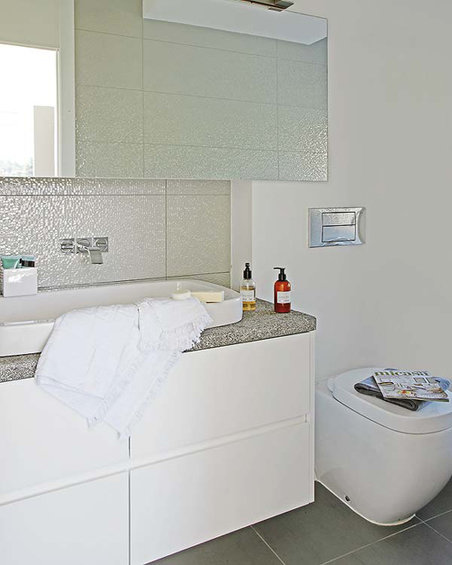 Фотография: Ванная в стиле Современный, Дом, Испания, Цвет в интерьере, Дома и квартиры, Белый, Барселона – фото на INMYROOM