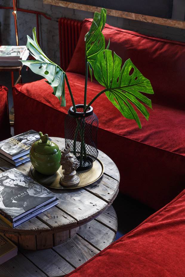 Фотография: Гостиная в стиле Лофт, Эклектика, Квартира, Проект недели, Санкт-Петербург, Макс Жуков, Виктор Штефан, Кирпичный дом, ToTaste Studio, 4 и больше, Более 90 метров – фото на INMYROOM