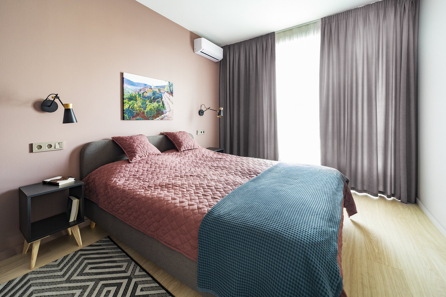 Кровать в спальне выбрана с подъемным механизмом и встроенным ящиком для дополнительного хранения.