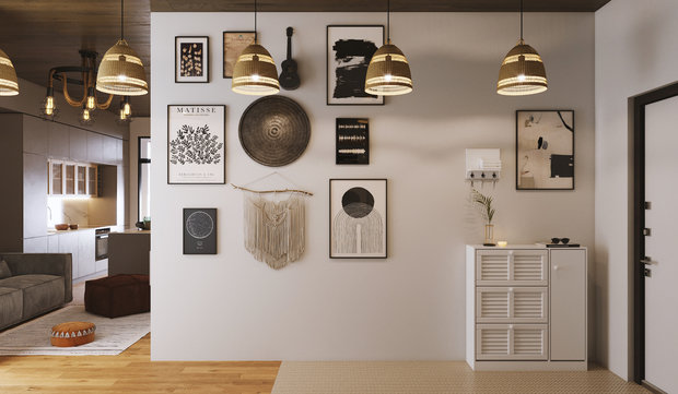 В прихожей дизайнер создала композицию из предметов декора, которые уже были у заказчиков, и интерьерных картин. На этой стене хозяева смогут собирать все сувениры из путешествий.