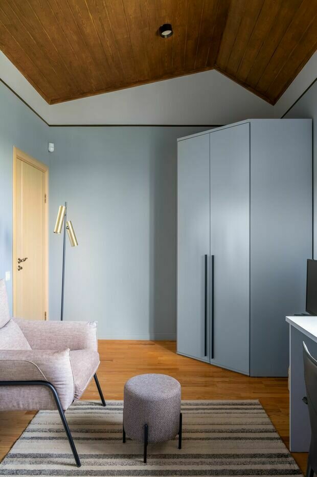 В кабинете покрасили стеновой краской почти всю мебель из ДСП: шкаф, кровать, комод и стол.