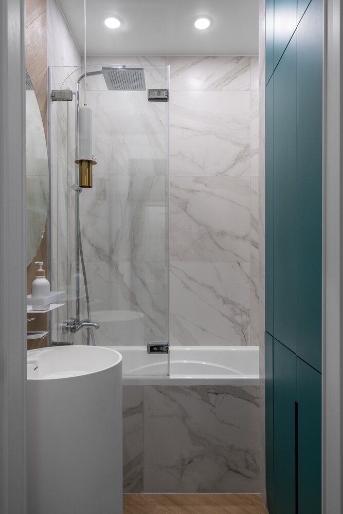 В ванной комнате установлен вместительный шкаф для стиральной машины и хранения хозяйственных принадлежностей. В ванной комнате установлен вместительный шкаф для стиральной машины и хранения хозяйственных принадлежностей.