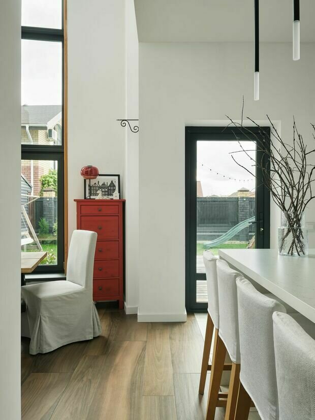 Фотография: Кухня и столовая в стиле Скандинавский, Современный, Эклектика, Минимализм, Эко, Проект недели, Таунхаус, 4 и больше, Более 90 метров, Тюмень – фото на INMYROOM