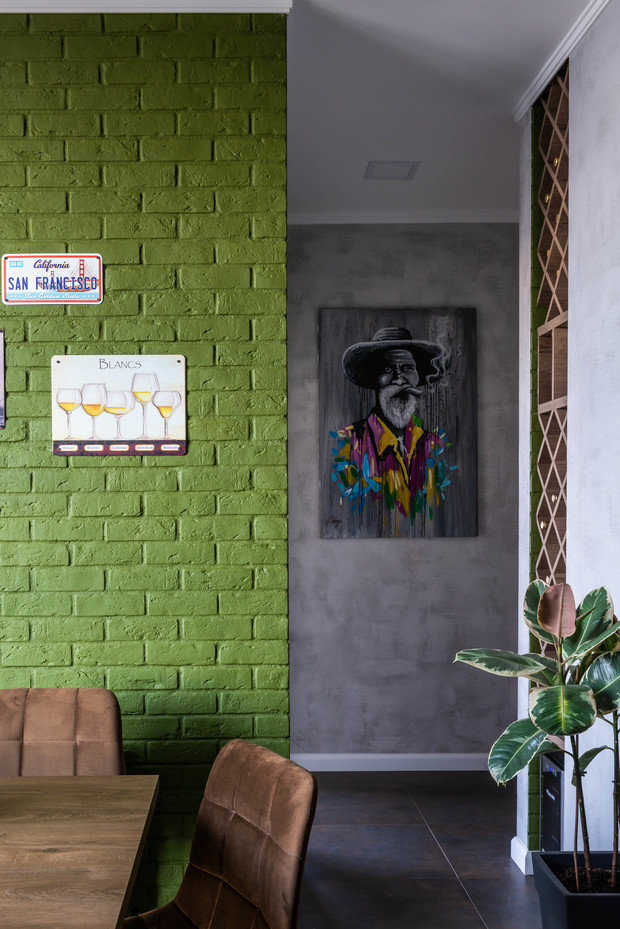 Этот интерьер интересен своей историей. Он живой и настоящий, так как каждая вещь рассказывает о путешествиях хозяев. 