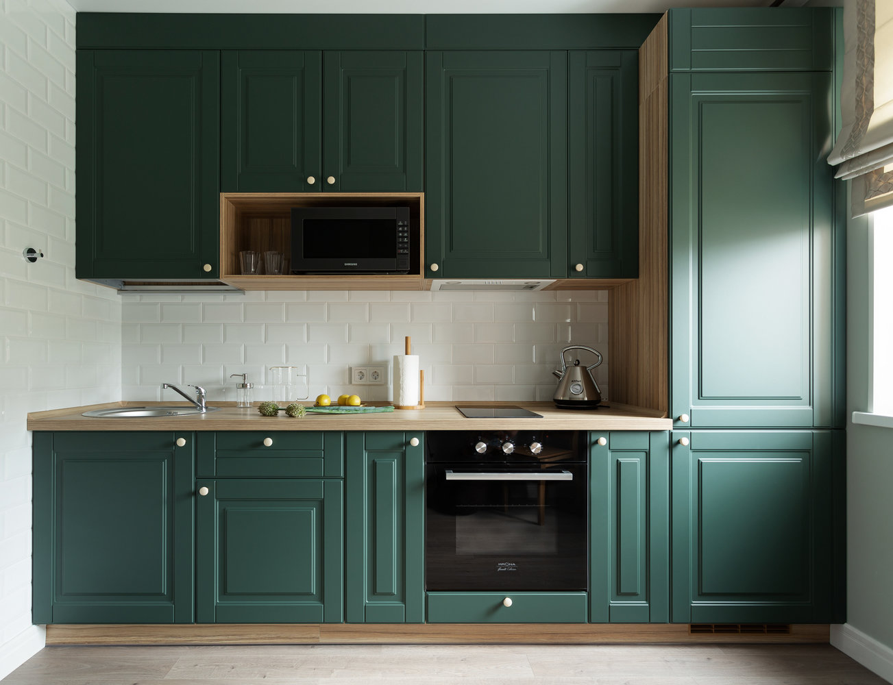 Красивый зеленый оттенок фасадов привлекает внимание и создает настроение. Красивый зеленый оттенок фасадов привлекает внимание и создает настроение.