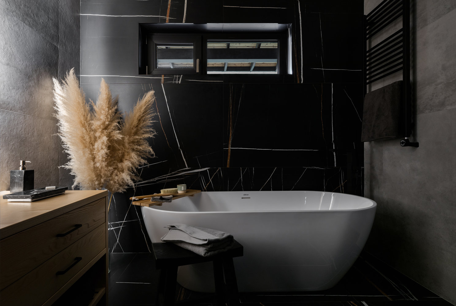 В ванной комнате есть окно, что делает это пространство еще ближе к природе.