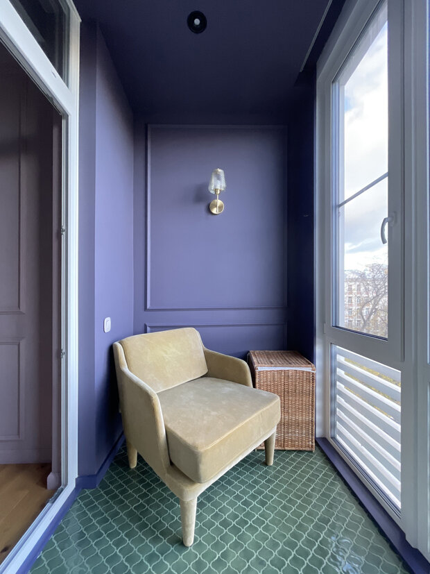 На балконе есть место для отдыха или чтения с креслом и бра. На полу — плитка с «теплым полом», поэтому здесь уютно в любое время года.