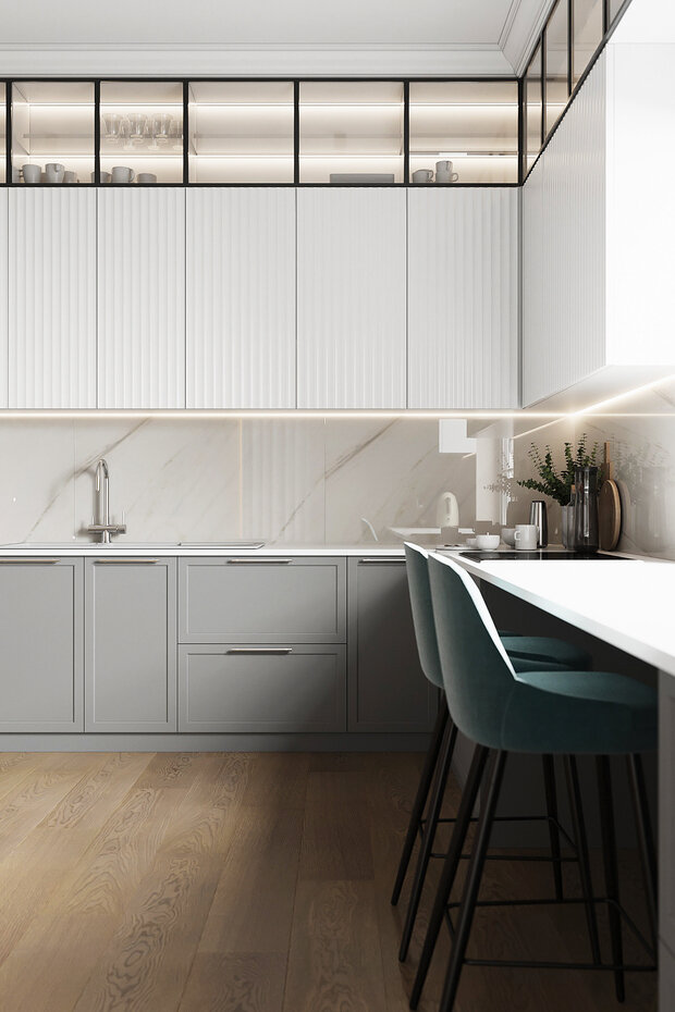 Для красивой коллекционной посуды заказчиков предусмотрели антресольные шкафы со стеклянными дверцами и добавили к ним подсветку.