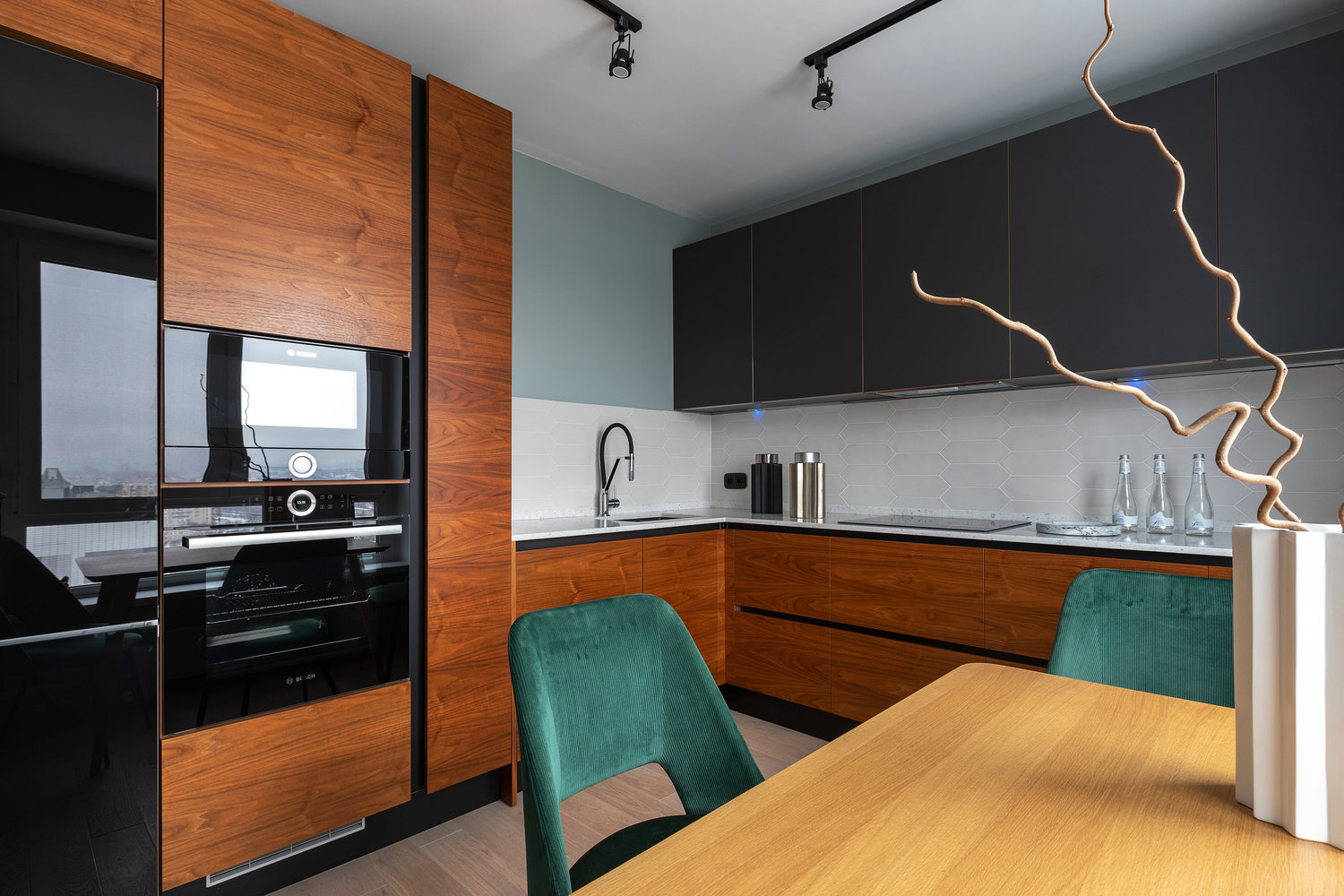 Фотография: Кухня и столовая в стиле Современный, Квартира, Проект недели, Москва, 3 комнаты, 60-90 метров, Анна Никитина – фото на INMYROOM Фотография: Кухня и столовая в стиле Современный, Квартира, Проект недели, Москва, 3 комнаты, 60-90 метров, Анна Никитина – фото на INMYROOM