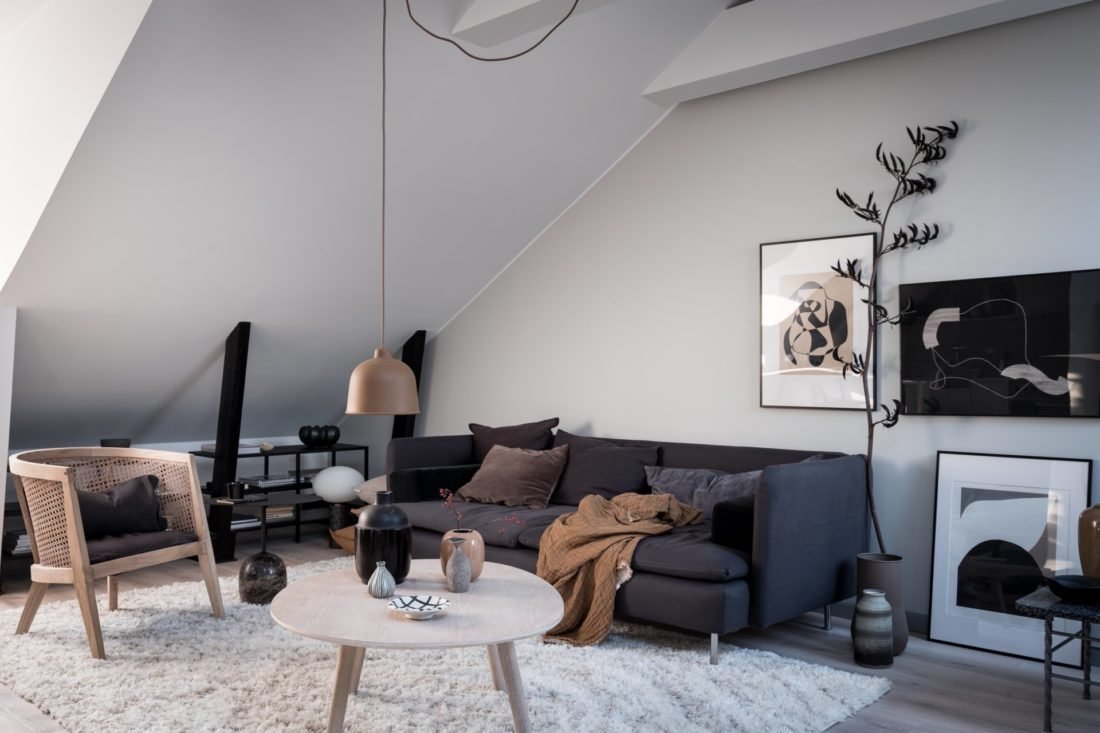 Фотография: Гостиная в стиле Современный, Скандинавский, Декор интерьера, Квартира, Студия, Белый, Бежевый, Серый, интерьер мансарды, до 40 метров, Эмма Фишер – фото на INMYROOM