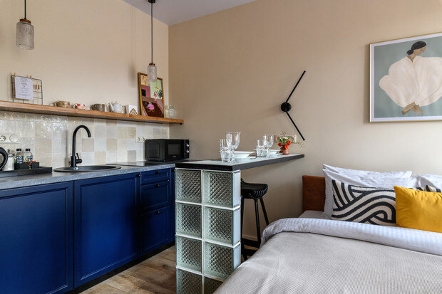 Картину на полке над кухонным гарнитуром хозяйка квартиры нарисовала сама, чтобы передать жизнерадостное настроение гостям. 