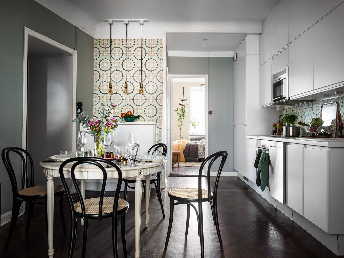 Фотография: Кухня и столовая в стиле Скандинавский, Гостиная, Спальня, Эклектика, Декор интерьера, Квартира, Швеция, Декор, Зеленый, Стокгольм, как создать уютную атмосферу, как обустроить двухкомнатную квартиру, 2 комнаты, 40-60 метров, как сочетать орнаменты – фото на INMYROOM