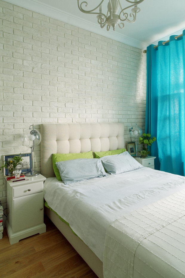 Фотография: Спальня в стиле Скандинавский, Лофт, Эклектика, Квартира, Teak House, Белый, Проект недели, Москва, Бежевый, Синий, Голубой, Коричневый, ИКЕА, Manders, маленькая кухня, белая гостиная, порядок в детской, хранение книг в небольшой квартире, системы хранения для коридора, декор интерьера в скандинавском стиле, Анна Смирнова, Vesna-Leto – фото на INMYROOM