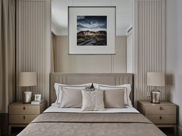 Вертикальные полоски на панелях вытягивают помещение вверх, добавляя ощущение воздуха и объема.