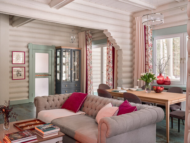 Стыки между бревнами закрыли бечевкой. Кропотливая работа, которая дает законченный вид интерьера.