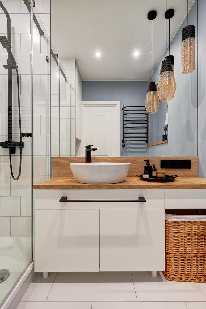 Мебель в санузле, шкаф в прихожей, зона хранения у окна в гостиной — все делалось на заказ. Это увеличило расходы, но каждый сантиметр был продуман и высчитан с учетом пожеланий заказчика, и потраченные деньги того стоили. Мебель в санузле, шкаф в прихожей, зона хранения у окна в гостиной — все делалось на заказ. Это увеличило расходы, но каждый сантиметр был продуман и высчитан с учетом пожеланий заказчика, и потраченные деньги того стоили.