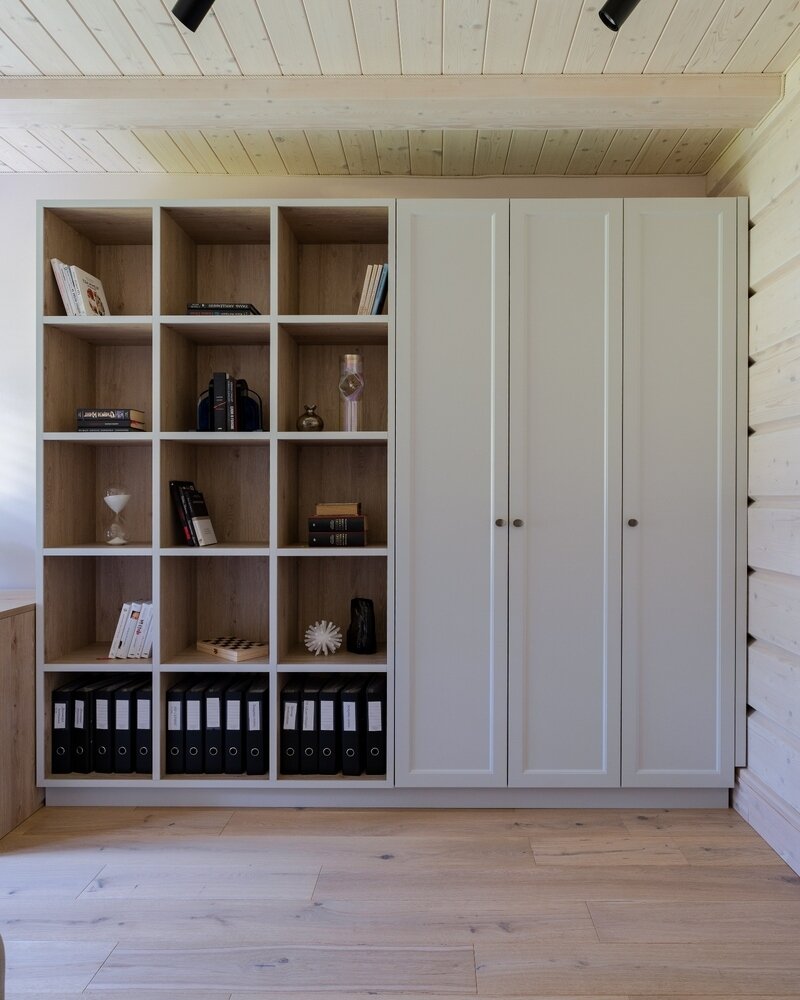 Формы мебели в основном современные. Большинство фасадов шкафов выполнено с филенками, включая кухонный гарнитур, как и хотела хозяйка. Мягкая мебель — прямых форм без ненужных деталей. Формы мебели в основном современные. Большинство фасадов шкафов выполнено с филенками, включая кухонный гарнитур, как и хотела хозяйка. Мягкая мебель — прямых форм без ненужных деталей.