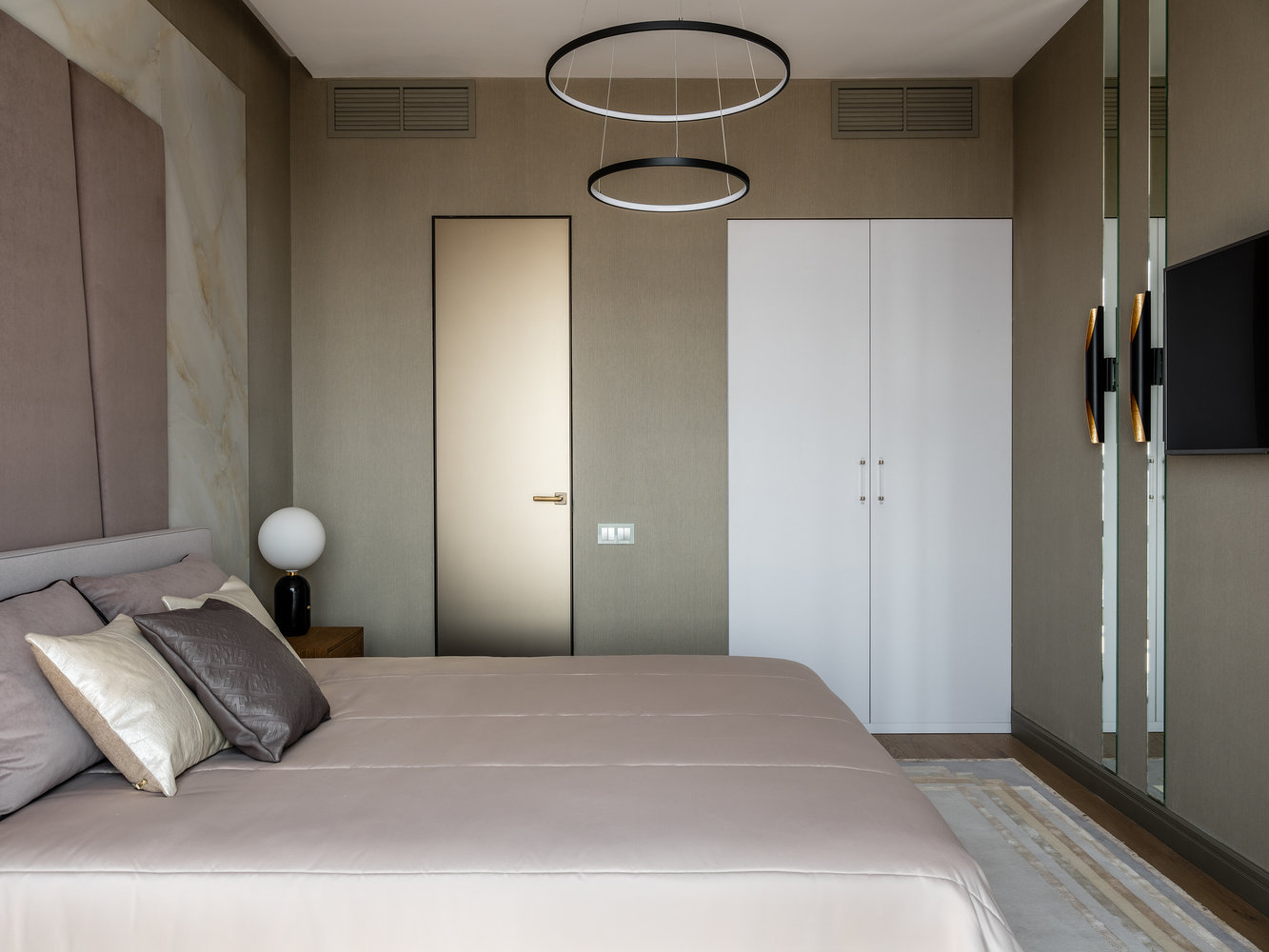 Фотография: Спальня в стиле Современный, Квартира, Проект дня, Москва, 2 комнаты, 60-90 метров, Елена Карасаева – фото на INMYROOM Фотография: Спальня в стиле Современный, Квартира, Проект дня, Москва, 2 комнаты, 60-90 метров, Елена Карасаева – фото на INMYROOM