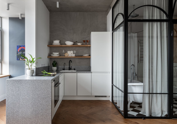 Использовали часть пространства балкона в качестве столешницы кухонного гарнитура. От верхних шкафов отказались.