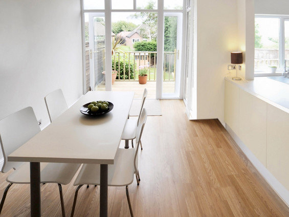 Фотография: Кухня и столовая в стиле Минимализм, Интерьер комнат, Цвет в интерьере, Белый – фото на INMYROOM