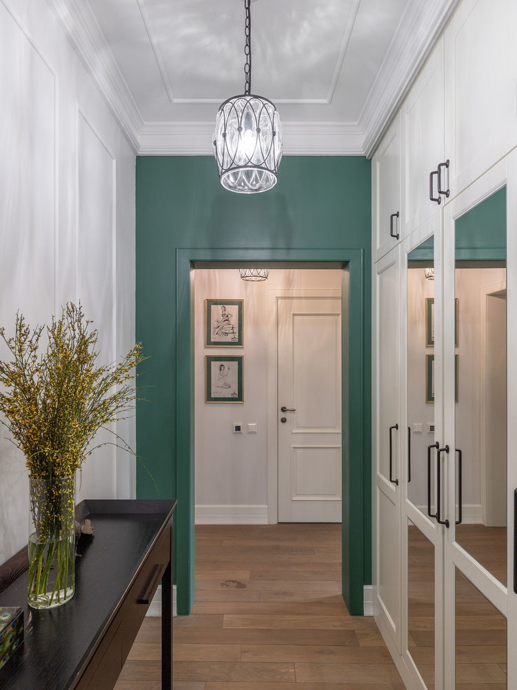 Для прихожей в качестве акцента выбрали красивый зеленый оттенок. Его поддерживает паспарту на постерах. Для прихожей в качестве акцента выбрали красивый зеленый оттенок. Его поддерживает паспарту на постерах.