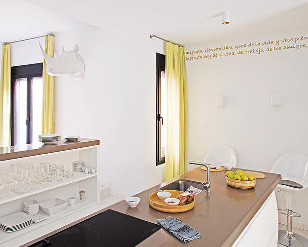 Фотография: Кухня и столовая в стиле Современный, Лофт, Декор интерьера, Квартира, Цвет в интерьере, Дома и квартиры, Белый, Барселона – фото на INMYROOM Фотография: Кухня и столовая в стиле Современный, Лофт, Декор интерьера, Квартира, Цвет в интерьере, Дома и квартиры, Белый, Барселона – фото на INMYROOM