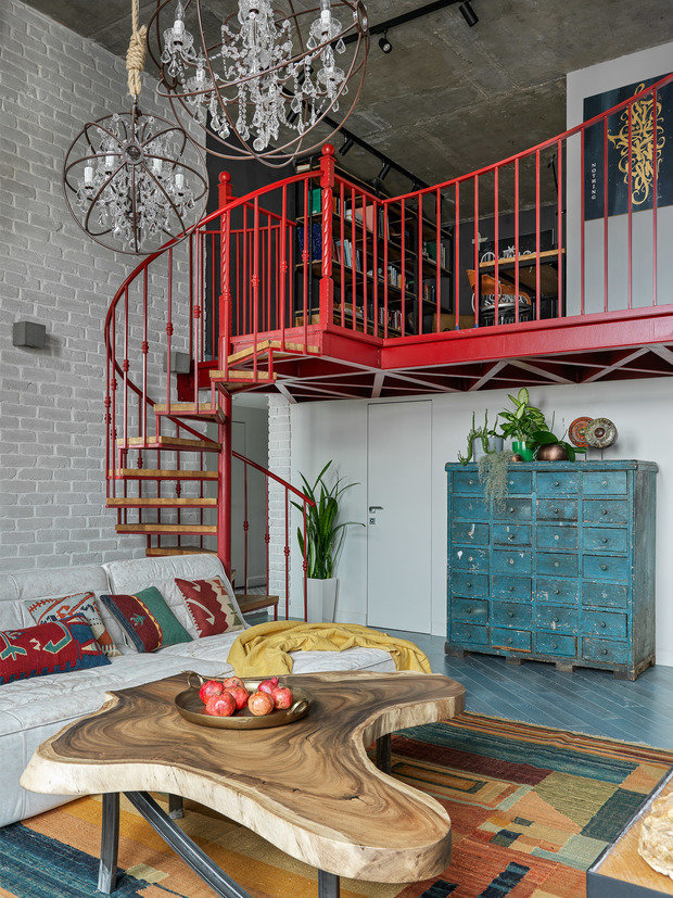 В гостиной стоит советская винтажная картотека, которая придает интерьеру уюта.