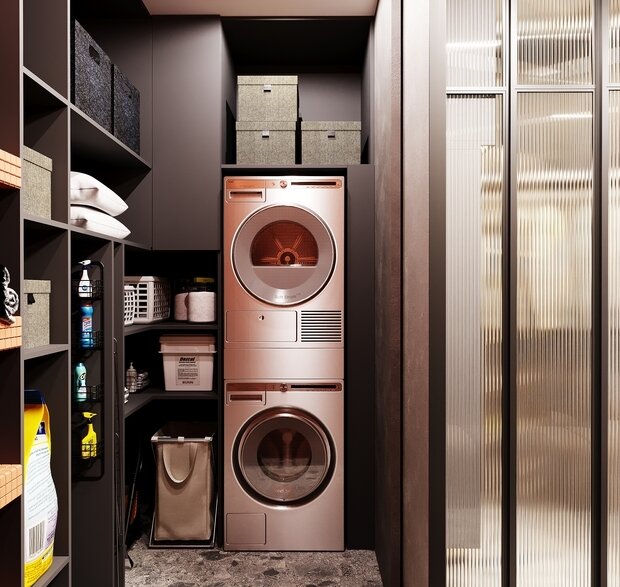 В одной части хозблока установили стиральную и сушильную машины, предусмотрели место для пылесоса, моющих средств и других вещей.
